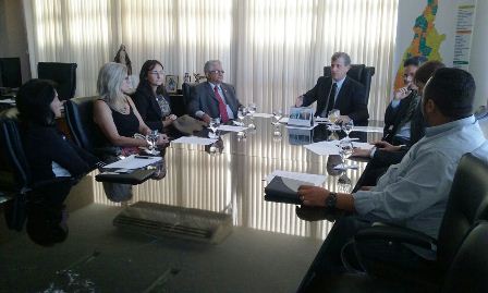 lady em reunião TJTO