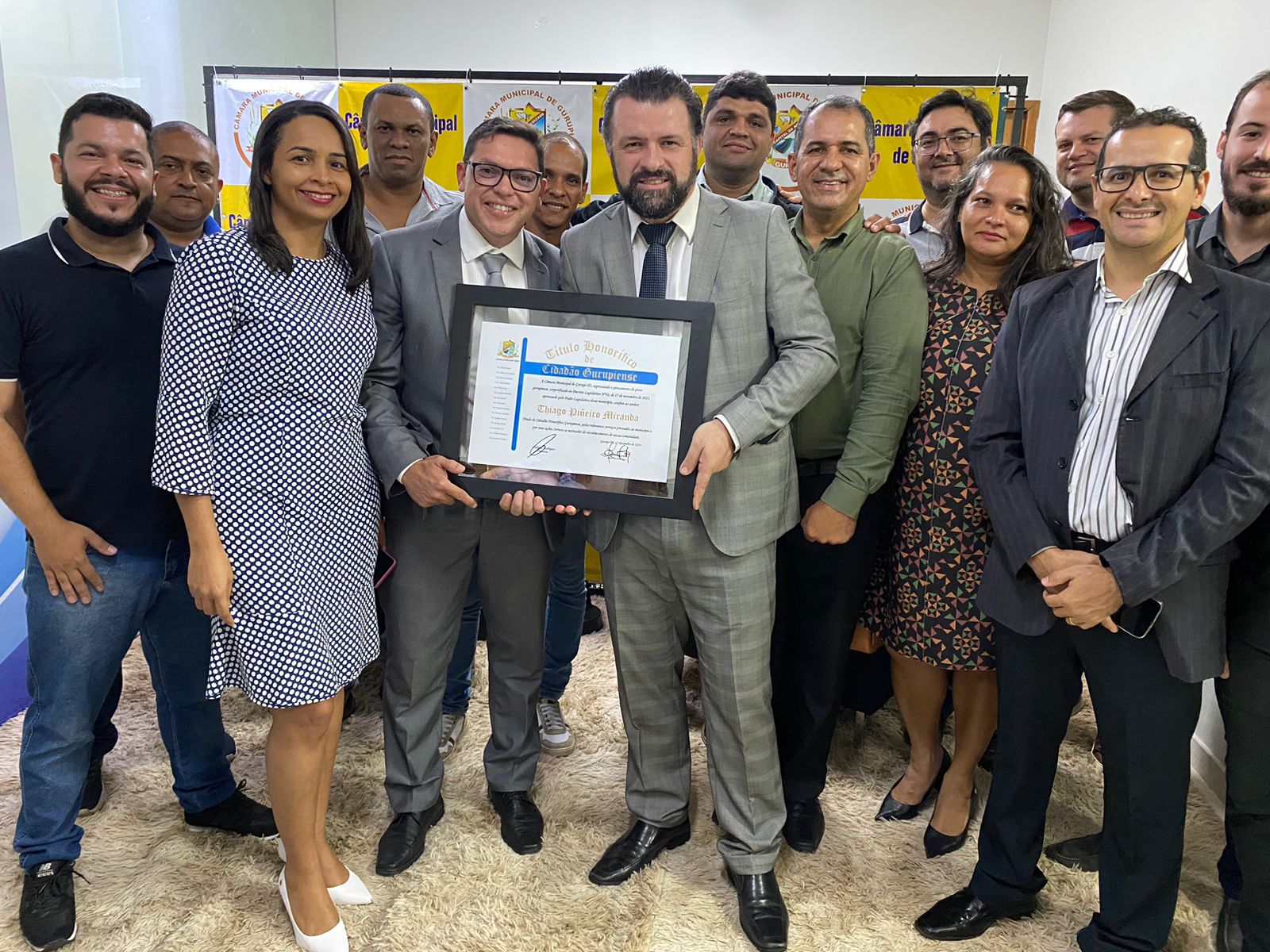 O presidente da Fundação UnirG, Thiago Piñeiro Miranda, acompanhado de servidores da Instituição